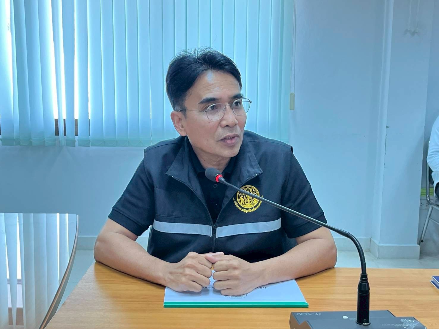 title - ผู้ตรวจราชการ ส.ป.ก. ประชุมติดตามผลการดำเนินงานตามแผนการตรวจราชการ ของ ส.ป.ก. ประจำปีงบประมาณ พ.ศ. 2569 รอบที่ 1 พร้อมลงพื้นที่มอบกิ่งพันธุ์โกโก้คุณภาพดีจำนวน 3,000 ต้น ณ จังหวัดชุมพร